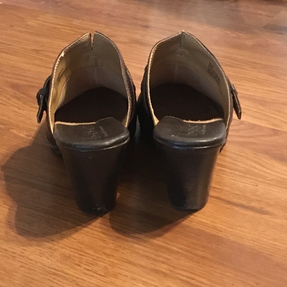 Ladies dark brown heeled clog by b.o.c. Size 8 - Picture 2 of 4